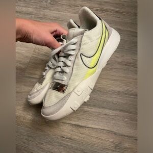 NIKE FEMALE SNEAKERS US8.5